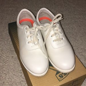 White dinkles size M 6.5/ W 8.5